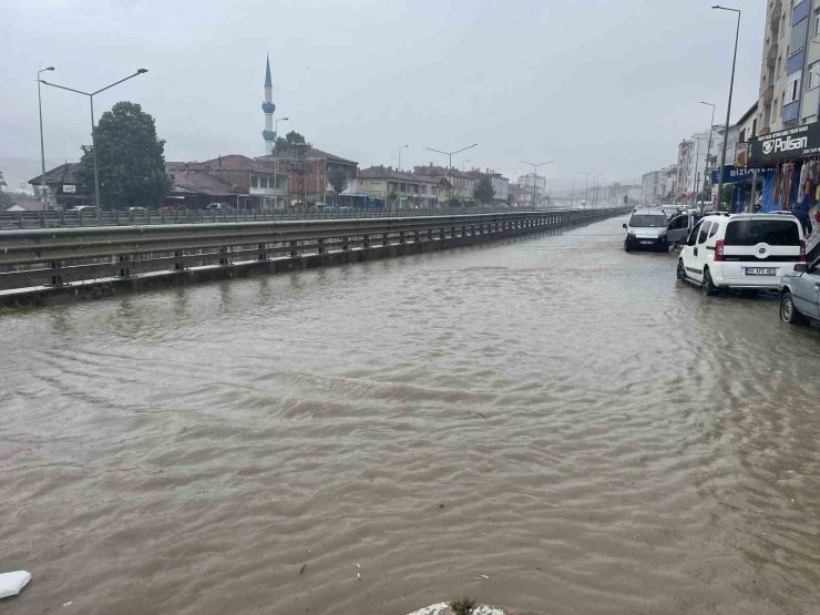 Kavak’ta sağanak yağış etkili oldu: Yollar göle döndü
