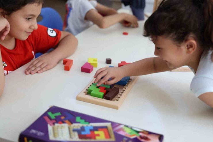 Minikler akıl oyunlarıyla hem eğleniyor hem öğreniyorlar