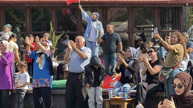 Karabük’te Filenin Sultanları’nın şampiyonluk maçı dev ekranda izlendi
