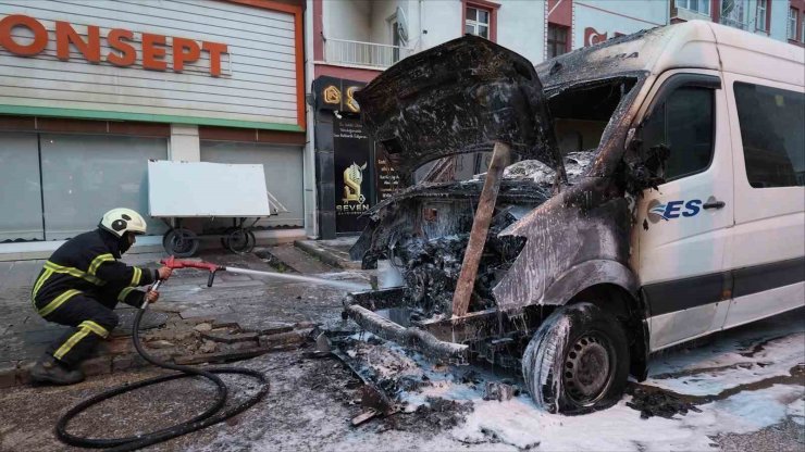 Park halindeki minibüste yangın çıktı