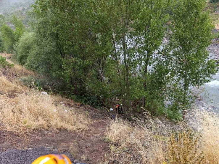 Sivas’ta otomobil dereye uçtu: 1 çocuk hayatını kaybetti, 4 kişi yaralandı