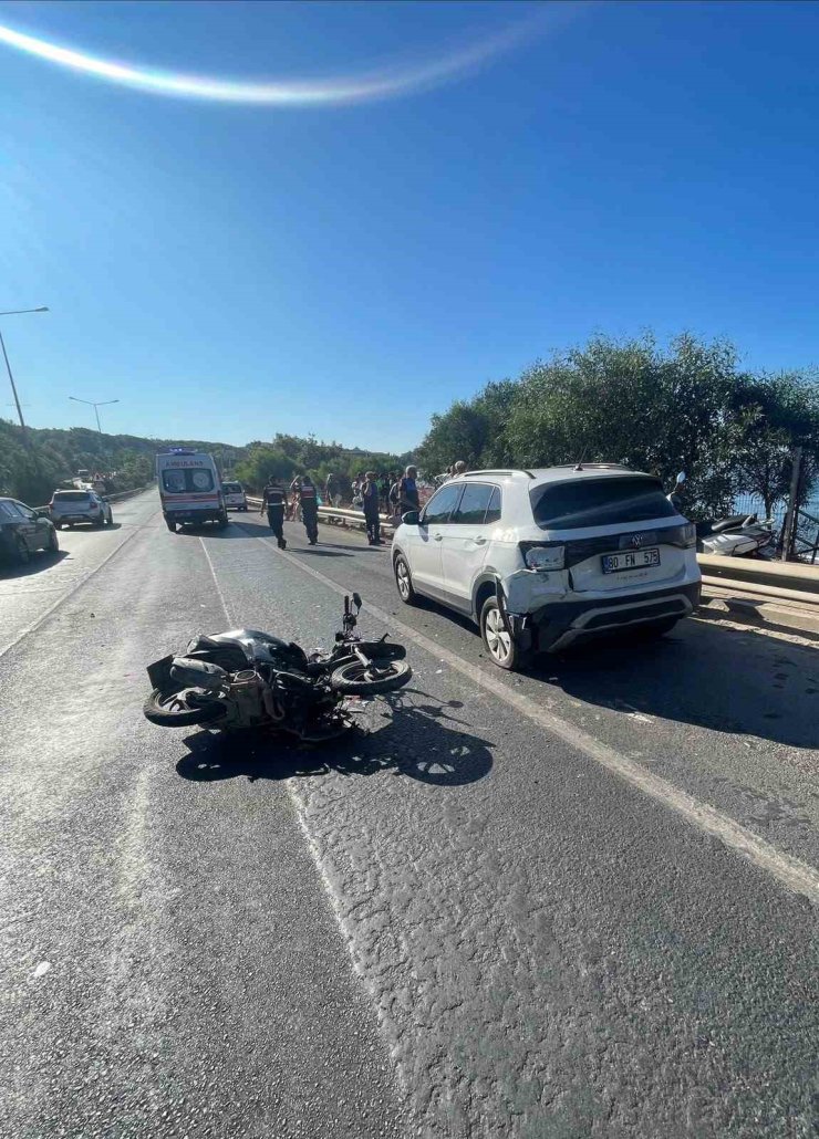 Alanya’da park halindeki otomobile çarpan motosikletteki 2 kişi yaralandı