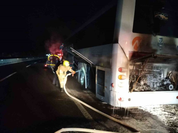 Otobüs seyir halinde alev aldı.