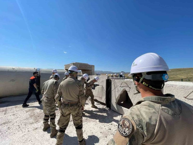 Bayburt’ta jandarma personeline enkazda arama kurtarma eğitimi