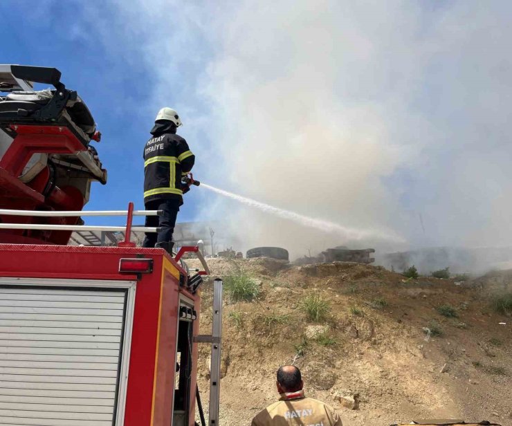 Kırıkhan’da depo yangını