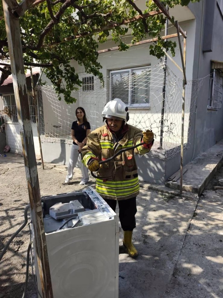 Hassa ve Erzin’de yerleşim alanlarına giren yılanları itfaiye yakaladı