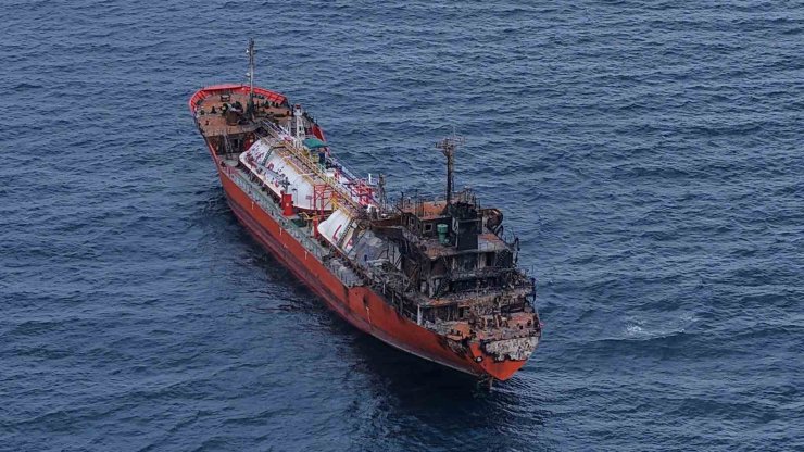 Karadeniz’de dron saldırılarında hasar alan bir gemi daha Trabzon’a geldi