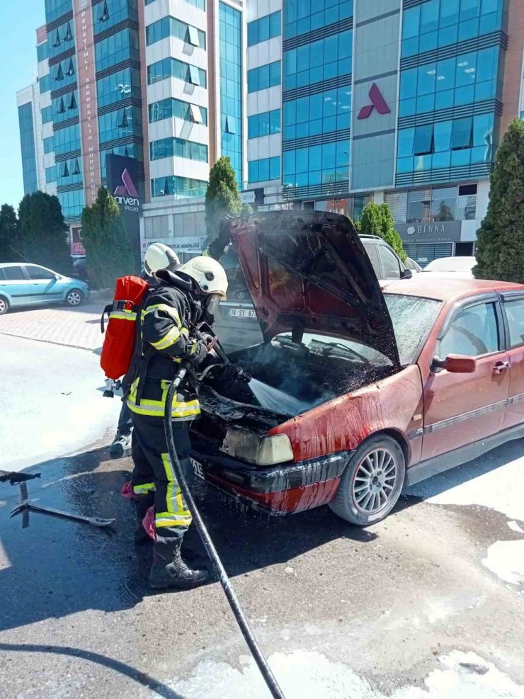 Park halindeki otomobilde çıkan yangını itfaiye söndürdü