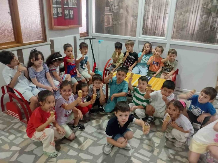 Yaz Kur’an kursundaki öğrencilere serinleten ikram