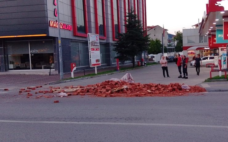 Çaycuma’da hareket halindeki tırdan yola tuğlalar saçıldı