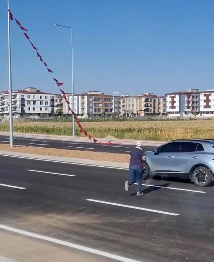 Batmanlı işçi yerdeki Türk bayrağını alıp, boyunun yettiği en yüksek noktaya astı