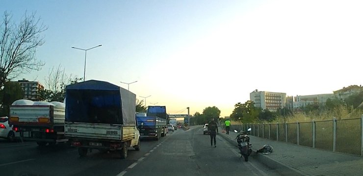 Motosikletten düşen kadın sürücü yaralandı