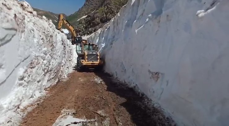 Yüksekova’da temmuz ayında kar tünelleri: 2 aylık çalışmada sona gelindi