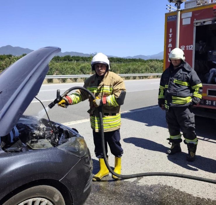 Erzin’de otomobilin motorundan alevler yükseldi