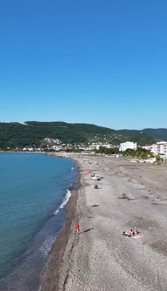 Cide’de selin ardından vatandaşlar sahillerde denize girmeye başladı