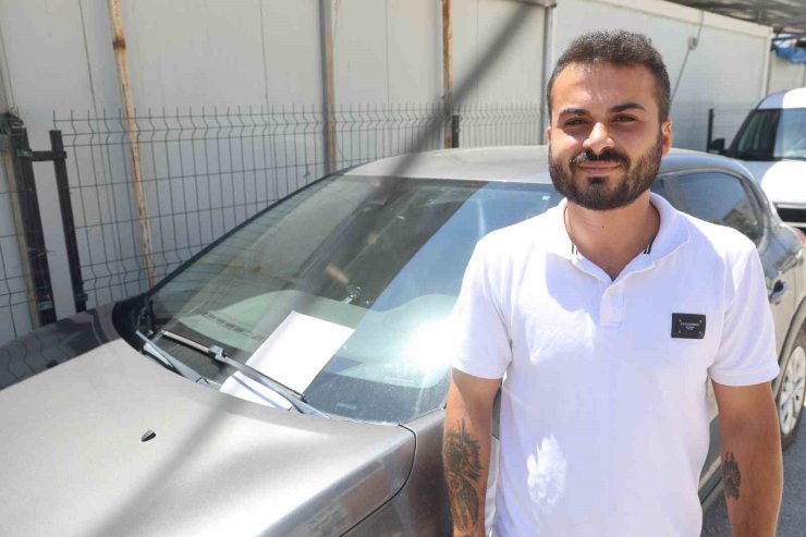 Sürttüğü aracın sahibini bulamayınca ön cama ‘Arabaya hafif sürttüm, lütfen bana ulaşın’ notunu bıraktı