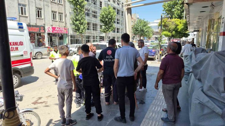 Panelvan araç ile motosiklet çarpıştı: Anne ve 2 çocuğu yaralandı