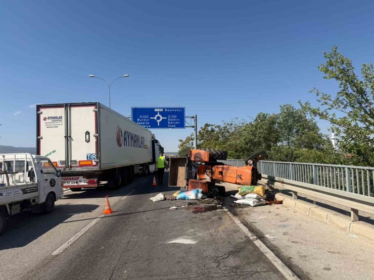 Kazada devrilen traktör sürücüsü hayatını kaybetti