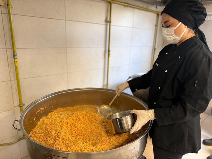 Karabük Belediyesinden her gün 430 kişiye sıcak yemek desteği