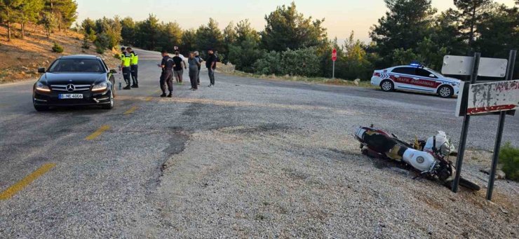 Motosiklet otomobile çarptı: 2 yaralı