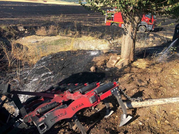 Anız yangınına müdahale eden traktör alevlere teslim oldu