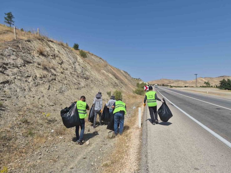 Elazığ’da 4 ton çöp toplandı