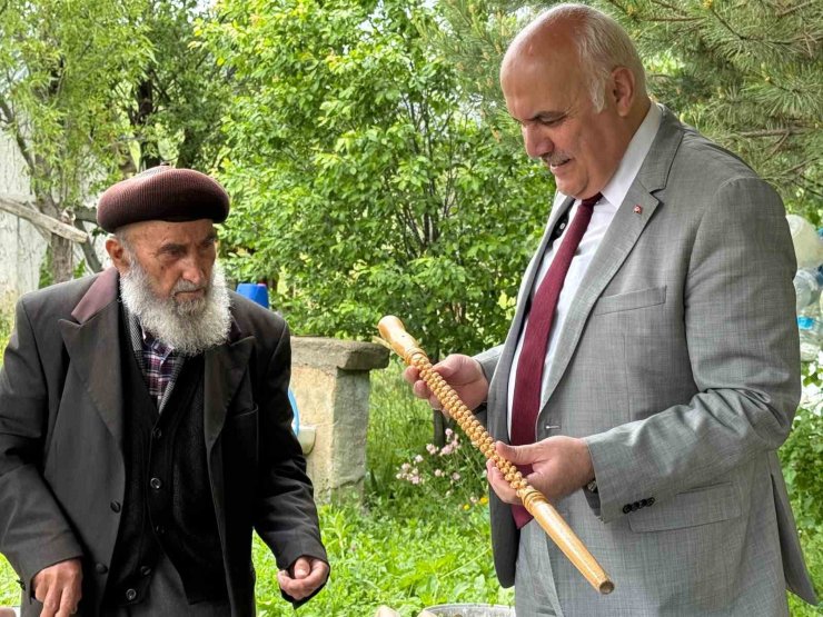 Kızılcahamam Belediye Başkanı Acar, 93 yaşındaki baston ustasını ziyaret etti