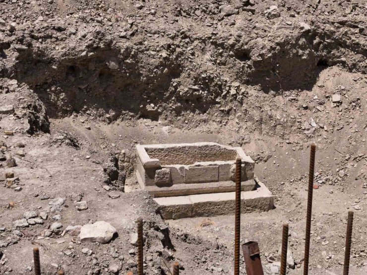 Mersin’de sağlık ocağı inşaatı çevre düzenlemesinde lahit çıktı