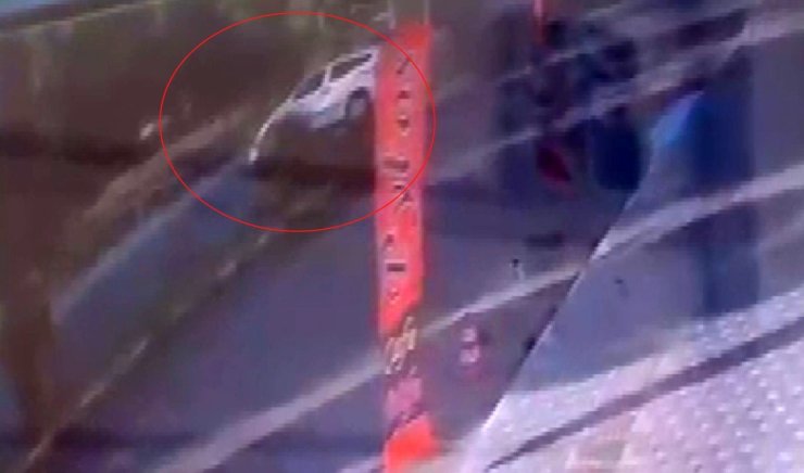 Şanlıurfa’da hafif ticari aracın ağaca çarptığı kaza anı kameraya yansıdı