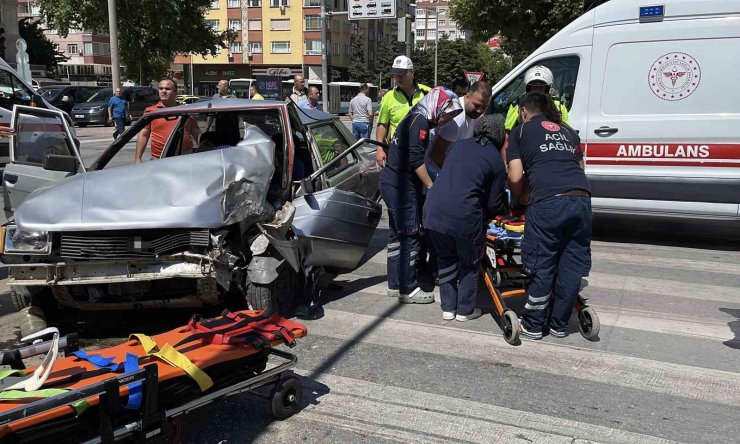Kontrolden çıkan otomobil önce yayaya ardından sinyalizasyon direğine çarptı: 2 yaralı