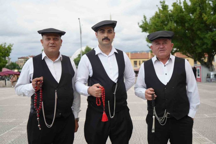 Çarşamba Beyleri, geleneksel kıyafetleriyle geçmişi geleceğe taşıyor