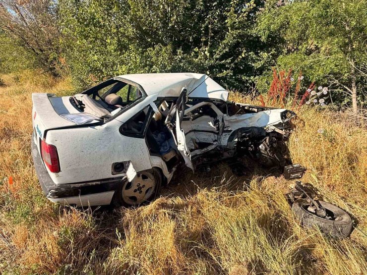 Otomobillerin çarpıştığı kazada bir kişi öldü 3 kişi yaralandı