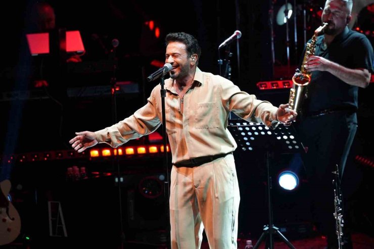 Açıkhava’da Emre Altuğ’dan müzik dolu gece