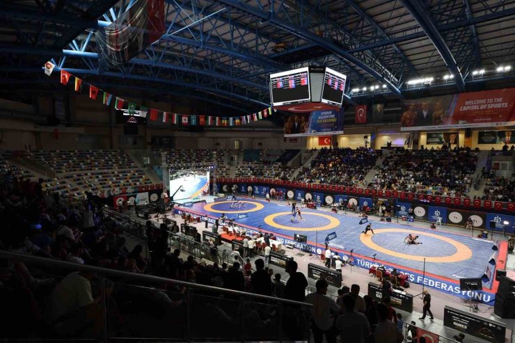 Kocaeli’deki uluslararası güreş turnuvası genç sporculara ilham oluyor
