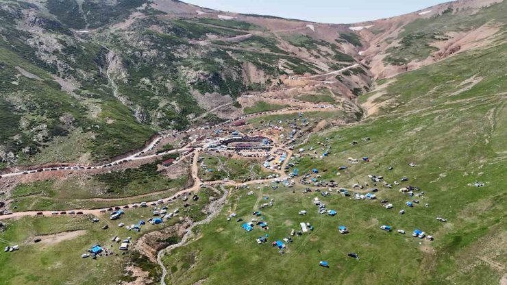 3 Bin rakımdaki Salikvan Yaylası’nda boğa güreşleri nefes kesti