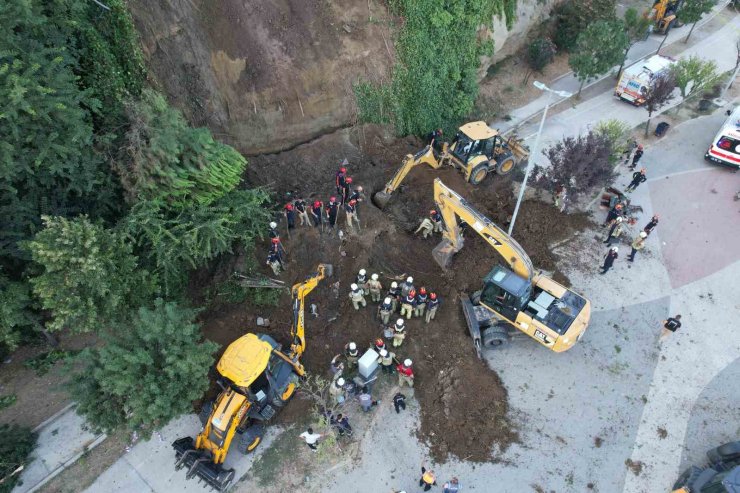 Büyükçekmece’de göçük altında 2 kişinin kaldığı iddiası üzerine kurtarma çalışmaları sürüyor