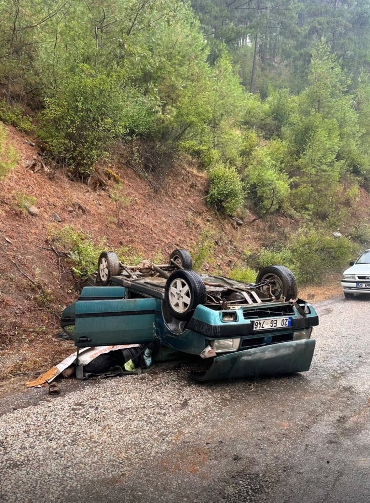 Takla atan otomobilde baba öldü, kızı yaralandı