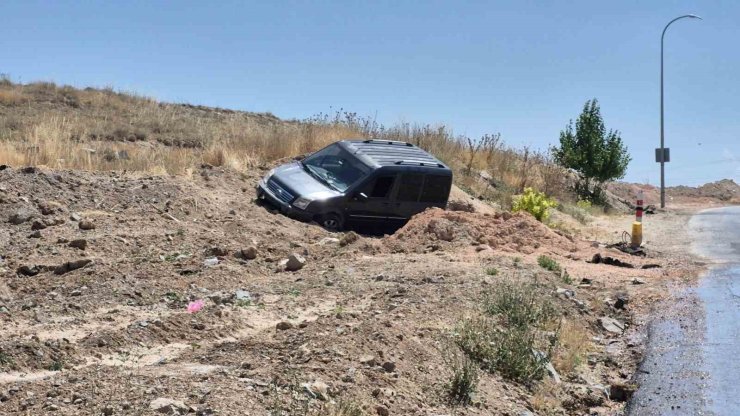 Eskişehir’de hafif ticari araç toprak alana savruldu: 2 yaralı