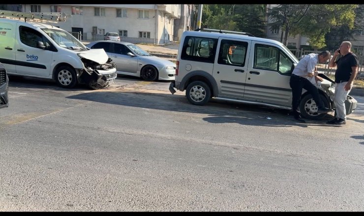 Eskişehir’de 4 aracın karıştığı zincirleme kaza: 2 yaralı