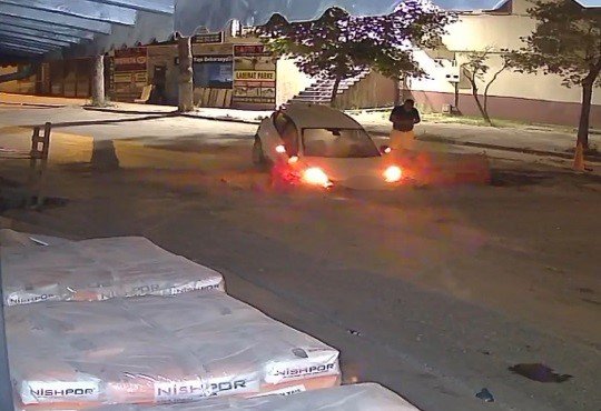 Kazı çalışmasını görmedi: Otomobilin çukura saplandığı anlar kameraya yansıdı