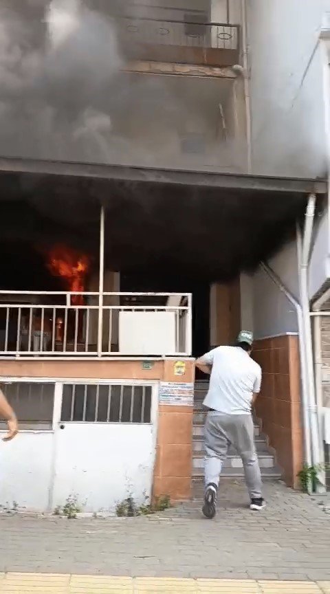 4 katlı evin giriş katında çıkan yangına ilk müdahaleyi vatandaşlar yaptı