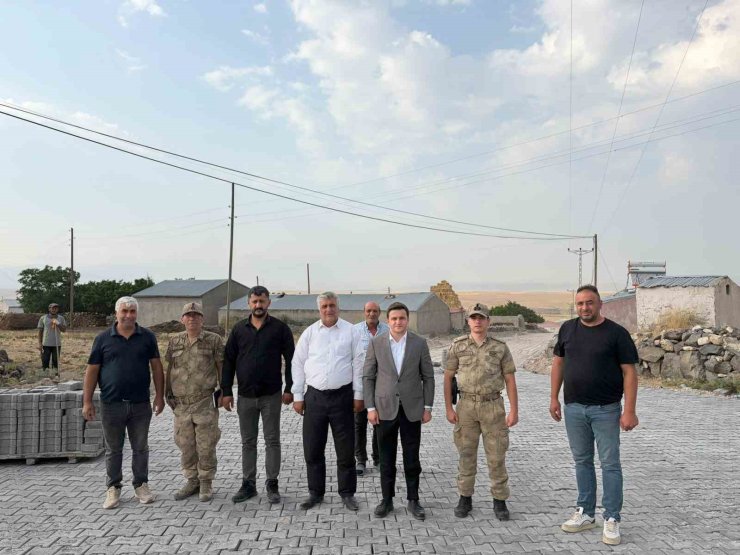 Digor’da KÖYDES çalışmaları sürüyor: Kaymakam Zengin Karabağ köyündeki parke taşı yapımını inceledi