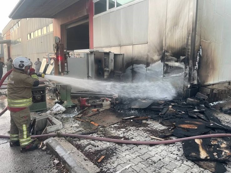 Antakya’da mobilya atölyesinde yangın paniği