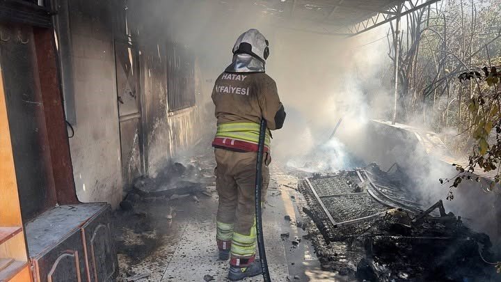 Arsuz’da müstakil evden alevler yükseldi