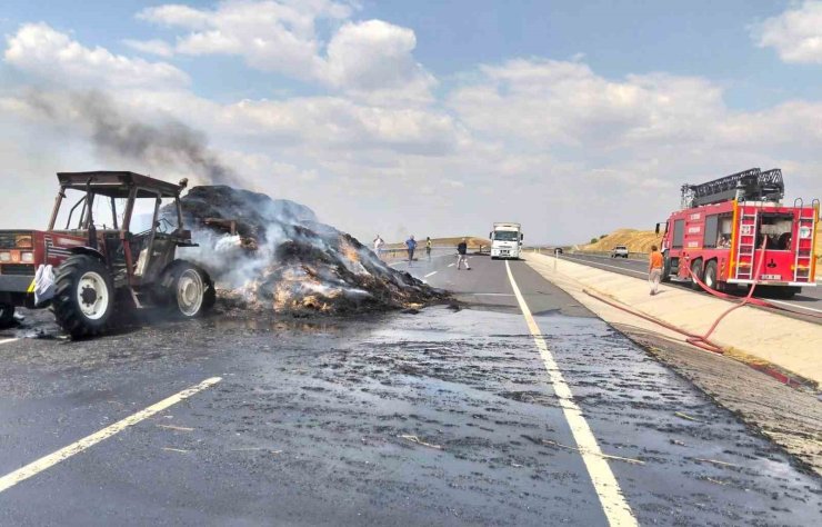 Saman balyası yüklü römork alev alev yandı, traktör kullanılamaz hale geldi