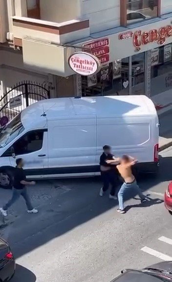 Ataşehir’de iki kişinin sokak ortasındaki kavgası kameraya yansıdı