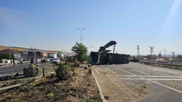 Kayseri’de yolcu otobüsünün devrildiği kazada 1 kişi hayatını kaybetti 24 kişi yaralandı