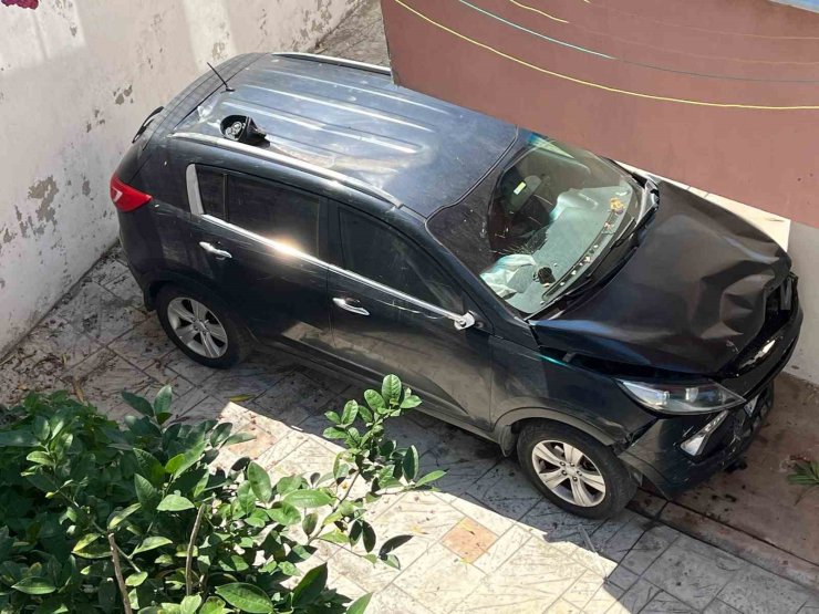 Sinop’ta otomobil apartman boşluğuna düştü