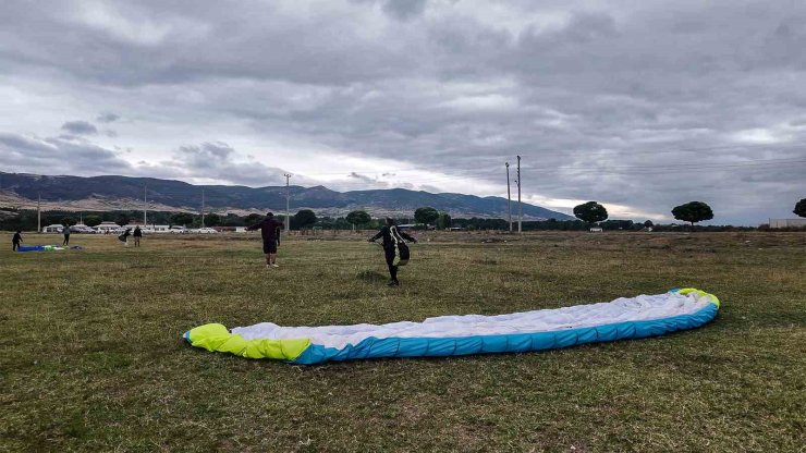 Turhal’da yamaç paraşütü eğitimini tamamlayan 15 kursiyer P2 lisansı almaya hak kazandı