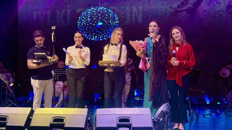 Öykü Gürman’dan Bodrum’da unutulmaz konser, sahnede doğum günü sürprizi